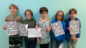 Das Bild zeigt die fünf Schüler der Reinhardswald-Grundschule, die am Schachturnier teilgenommen haben. Sie haben alle eine Urkunde vom Turnier in der Hand. 