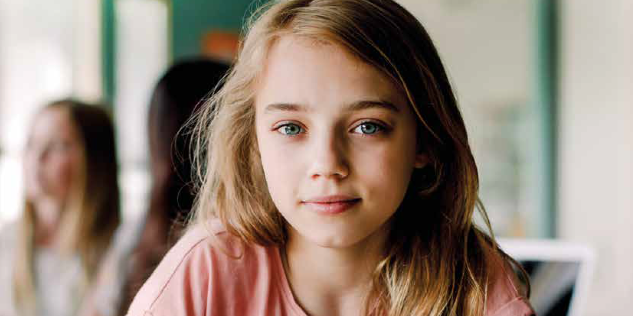 Auf dem Cover der Broschüre „Wohin nach der Grundschule?“ sitzt ein blondes, etwa 11-jähriges Mädchen und schaut direkt in die Kamera.