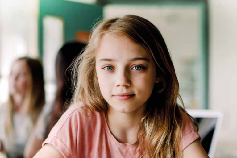 Auf dem Cover der Broschüre „Wohin nach der Grundschule?“ sitzt ein blondes, etwa 11-jähriges Mädchen und schaut direkt in die Kamera.